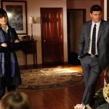 David Boreanaz e Emily Deschanel in una scena dell'episodio The Sin in the Sisterhood di Bones