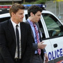 David Boreanaz e John Francis Daley nell'episodio The Bullet in the Brain di Bones
