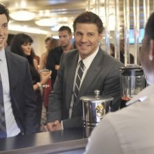 David Boreanaz e John Francis Daley nell'episodio The Shallow in the Deep di Bones