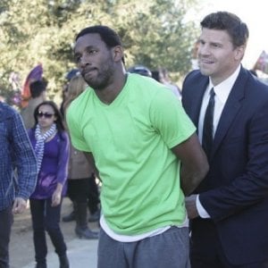 David Boreanaz e Stephen Boss nell'episodio The Bones That Weren't di Bones