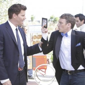 David Boreanaz ed Alex Weed nell'episodio The Bones That Weren't di Bones