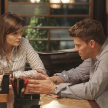 David Boreanaz ed Emily Deschanel nell'episodio The Couple in the Cave di Bones