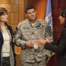David Boreanaz, Emily Deschanel e Tamara Taylor nella premiere della stagione 6 di Bones