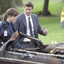 Emily Deschanel e David Boreanaz in un momento dell'episodio The Twisted Bones in the Melted Truck di Bones