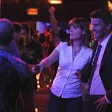 Emily Deschanel e David Boreanaz in una scena dell'episodio The Maggots in the Meathead di Bones