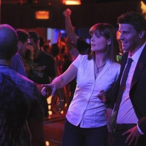 Emily Deschanel e David Boreanaz in una scena dell'episodio The Maggots in the Meathead di Bones