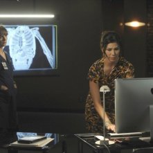 Emily Deschanel e Michaela Conlin nell'episodio The Body and the Bounty di Bones