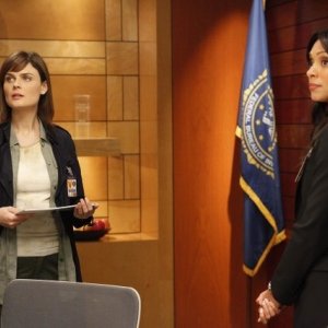 Emily Deschanel e Tamara Taylor nella premiere della stagione 6 di Bones