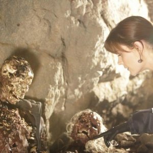 Emily Deschanel nell'episodio The Couple in the Cave di Bones