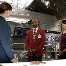 Emily Deschanel, Tamara Taylor e David Alan Grier in una scena dell'episodio The Body and the Bounty di Bones