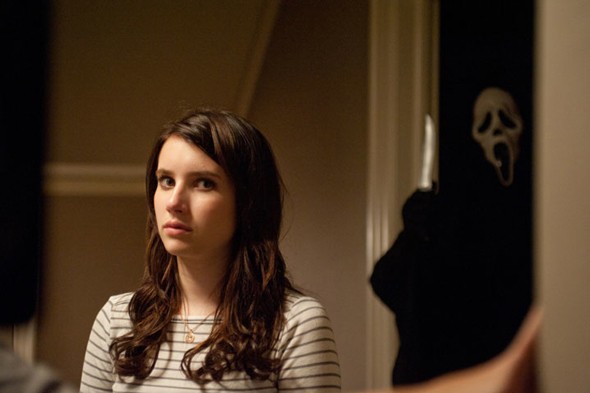 Emma Roberts in una inquietante scena di Scream 4