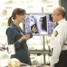 Enrico Colantoni ed Emily Deschanel in una scena dell'episodio The Doctor in the Photo di Bones