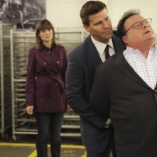 Frederick Koehler Emily Deschanel E David Boreanaz In Una Scena Dell Episodio The Babe In The Bar Di 191295