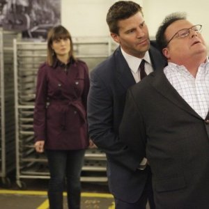 Frederick Koehler, Emily Deschanel e David Boreanaz in una scena dell'episodio The Babe in the Bar di Bones