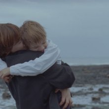 Grégory Gadebois in una scena dolce del film Angele et Tony