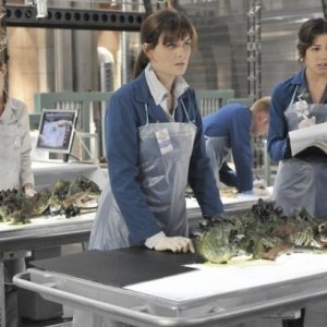 Michaela Conlin, Emily Deschanel e Carla Gallo nell'episodio The Shallow in the Deep di Bones