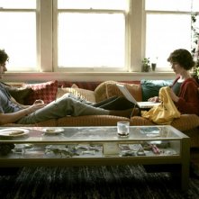 Miranda July accanto ad Hamish Linklater in una scena di The Future