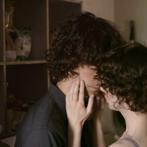 Miranda July con Hamish Linklater in una scena di The Future