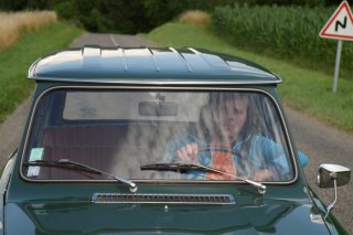 Philippe Katerine in una scena del film Je suis un no man's land