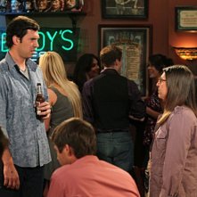 Brian Smith e Mayim Bialik nell'episodio The Alien Parasite Hypothesis di The Big Bang Theory