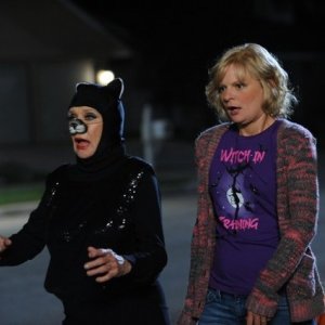Cloris Leachman e Martha Plimpton nell'episodio Happy Halloween di Raising Hope