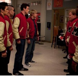 Cory Monteith, Mark Salling, Harry Shum Jr. e Chord Overstreet in una scena dell'episodio del Super Bowl di Glee