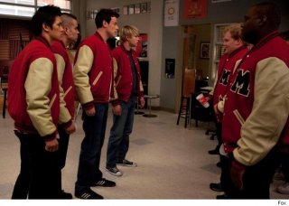 Cory Monteith, Mark Salling, Harry Shum Jr. e Chord Overstreet in una scena dell'episodio del Super Bowl di Glee
