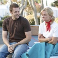 Garret Dillahunt e Martha Plimpton nell'episodio Say Cheese di Raising Hope