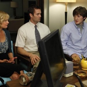 Garret Dillahunt, Martha Plimpton e Lucas Neff in una scena dell'episodio Blue Dots di Raising Hope