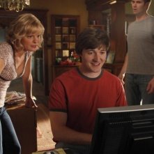 Garret Dillahunt, Martha Plimpton e Lucas Neff in una scena dell'episodio The Sniffles di Raising Hope
