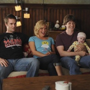 Garret Dillahunt, Martha Plimpton e Lucas Neff nell'episodio Family Secrets di Raising Hope