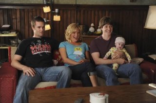 Garret Dillahunt, Martha Plimpton e Lucas Neff nell'episodio Family Secrets di Raising Hope