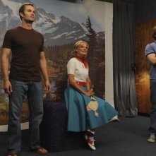 Garret Dillahunt, Martha Plimpton e Lucas Neff nell'episodio Say Cheese di Raising Hope