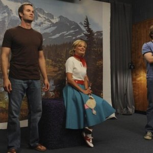 Garret Dillahunt, Martha Plimpton e Lucas Neff nell'episodio Say Cheese di Raising Hope