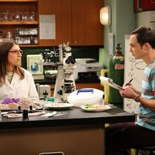 Jim Parsons e Mayim Bialik nell'episodio The Alien Parasite Hypothesis di The Big Bang Theory