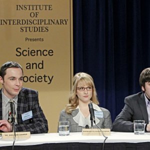 Jim Parsons, Melissa Rauch e Simon Helberg nell'episodio The Love Car Displacement di The Big Bang Theory