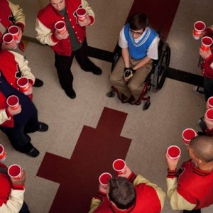 Kevin McHale in un momento dell'episodio del Super Bowl di Glee