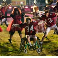 Kevin McHale in una scena dell'episodio del Super Bowl di Glee
