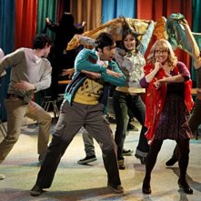 Kunal Nayyar e Melissa Rauch in un momento dell'episodio The Thespian Catalyst di The Big Bang Theory