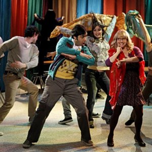 Kunal Nayyar e Melissa Rauch in un momento dell'episodio The Thespian Catalyst di The Big Bang Theory