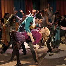 Kunal Nayyar e Melissa Rauch in una scena dell'episodio The Thespian Catalyst di The Big Bang Theory