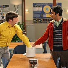 Kunal Nayyar e Simon Helberg nell'episodio The Alien Parasite Hypothesis di The Big Bang Theory