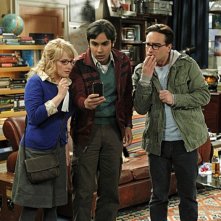 Kunal Nayyar, Melissa Rauch e Johnny Galecki nell'episodio The Thespian Catalyst di The Big Bang Theory