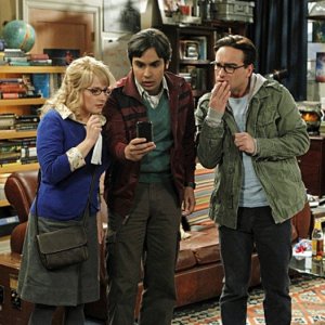 Kunal Nayyar, Melissa Rauch e Johnny Galecki nell'episodio The Thespian Catalyst di The Big Bang Theory