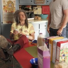 La guest star Jason Lee e Lucas Neff nell'episodio Burt Rocks di Raising Hope