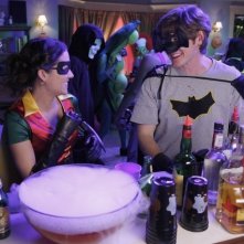 Lucas Neff e Shannon Woodward in un momento dell'episodio Happy Halloween di Raising Hope