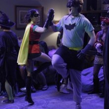 Lucas Neff e Shannon Woodward in una scena dell'episodio Happy Halloween di Raising Hope