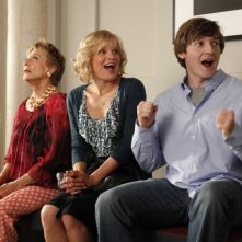 Lucas Neff, Martha Plimpton e Cloris Leachman nell'episodio Blue Dots di Raising Hope