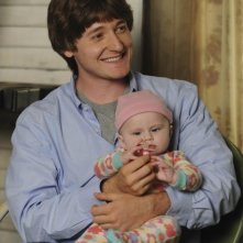 Lucas Neff nell'episodio Family Secrets di Raising Hope