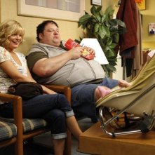 Martha Plimpton e Brad Grunberg in una scena dell'episodio The Sniffles di Raising Hope